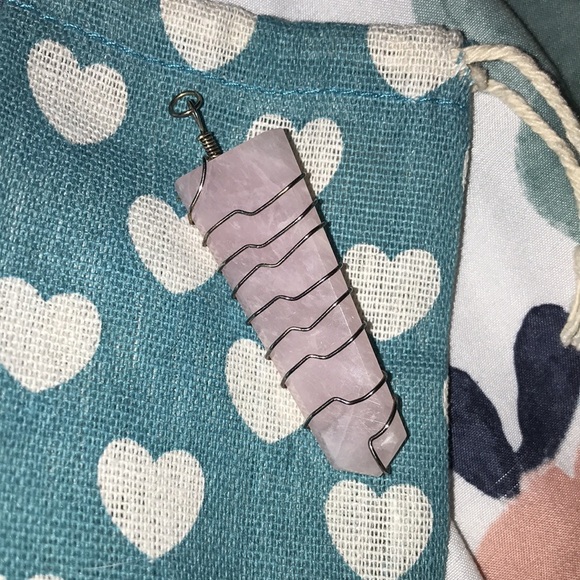 Arrow shaped seven chakra point pendant on rose quartz - Picture 3 of 3